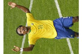 Brazil breeze into World Cup quarterfinals