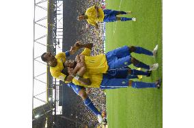 Brazil breeze into World Cup quarterfinals