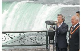 Koizumi arrives in Canada for talks with Harper