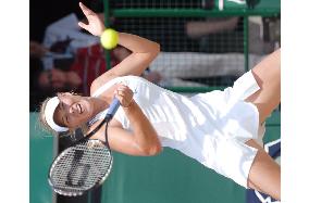 Sharapova struggles past Pennetta at Wimbledon
