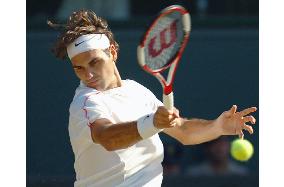 Defending champion Federer reaches last eight at Wimbledon