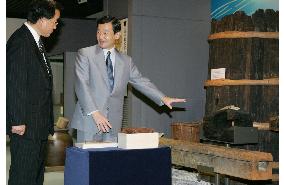 Crown prince visits museum