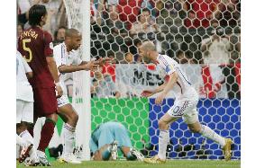 Zidane penalty sets up France-Italy World Cup final