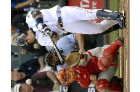 Mariners' Johjima goes 1-for-3 against Angels