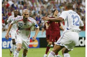 Zidane penalty sets up France-Italy World Cup final