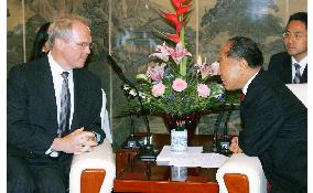 Hill holds talks with China's Li