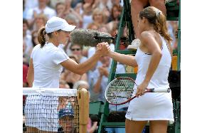 Mauresmo clinches Wimbledon title