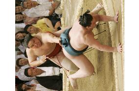 Hakuho falls to 1st-day loss at Nagoya sumo