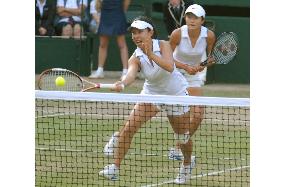 Chinese pair wins women's doubles