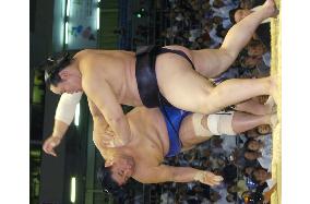 Asashoryu dumps Kakizoe on 3rd day of Nagoya sumo