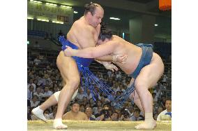 Hakuho defeats Hakurozan