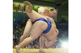 Asashoryu wins 4th straight at Nagoya tourney