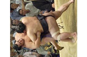 Tochiazuma has perfect record at Nagoya sumo tourney