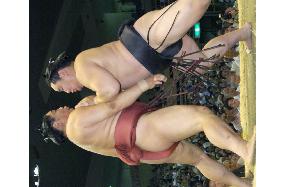 Asashoryu stays in lead at Nagoya sumo tourney