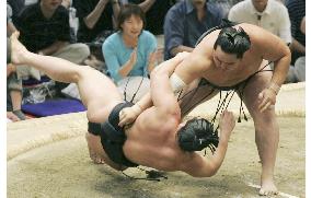 Asashoryu charges ahead to stay in lead at Nagoya sumo