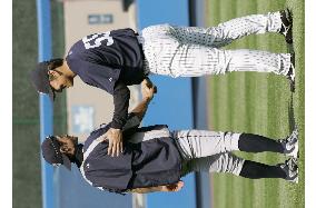 Mariners' Ichiro encourages Yankees' Matsui
