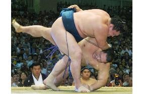 Hakuho adds win to mark 12-2 at Nagoya sumo