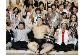 Asashoryu captures Emperor's Cup