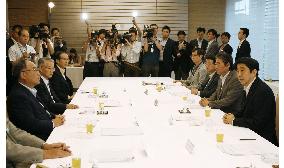 Abe asks Keidanren for cooperation in employment policy