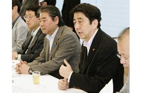 Abe asks Keidanren for cooperation in employment policy