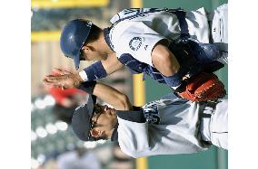 Ichiro marks 900th game with hit