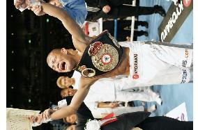 Kameda wins WBA light flyweight crown in split decision