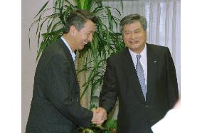 Niigata mayor backs Hokuetsu's efforts to foil Oji takeover bid