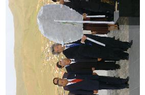 Koizumi visits memorial for Japanese internees