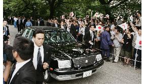 Koizumi visits Yasukuni Shrine in last defiant gesture