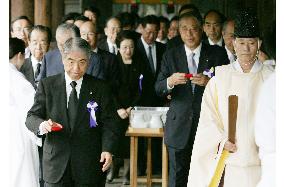 Cabinet minister Kutsukake, other lawmakers visit Yasukuni Shrine