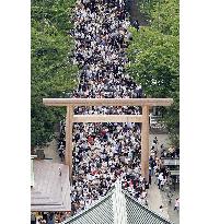 Estimated over 200,000 people visit Yasukuni Shrine