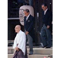 Ex-premier Nakasone visits Yasukuni Shrine