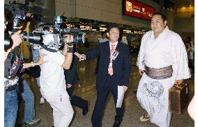 Sumo wrestlers arrive in Taiwan for exhibition tour