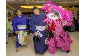 Sumo wrestlers arrive in Taiwan for exhibition tour