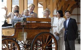 Crown prince, princess visit stables with Dutch Queen Beatrix