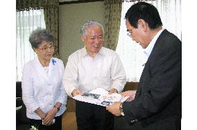 Yokotas ask Kawasaki major for help to solve abduction issues