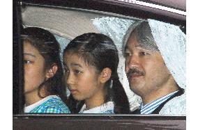 Prince Akishino visits wife at hospital