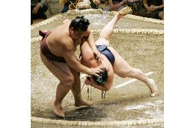 Hakuho falls to Kisenosato on 1st day at Autumn sumo