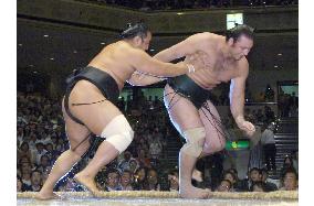 Kotooshu loses to Aminishiki on 4th day at Autumn sumo