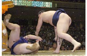 Hakuho beats Tokitenku at Autumn sumo