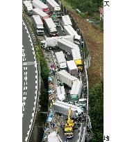 4 dead, 10 injured in pileup on Chuo Expressway in Nagano