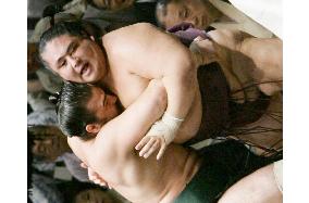 Miyabiyama loses to Kotooshu at autumn sumo
