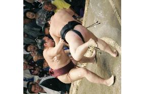 Yokozuna Asashoryu beaten at autumn sumo tournament