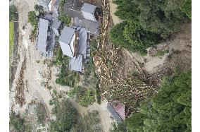 Typhoon approaches southwestern Japan, 2 killed by landslide