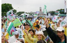 Citizens rally in support of President Chen