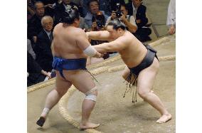 Asashoryu steamrolls ahead at Autumn sumo