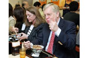 Ambassador Schieffer eats 'gyudon' with U.S. beef at Yoshinoya
