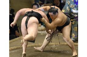 Asashoryu heating up at autumn sumo