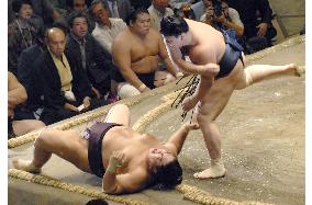 Hakuho beats Miyabiyama at autumn sumo