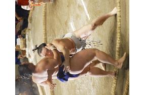 Asashoryu, Ama stay locked in tie for lead at Autumn sumo